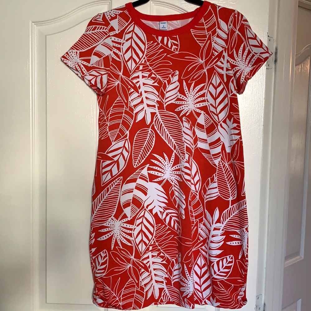 Semi-fitted t-shirt dress▪️Old Navy▪️Size medium▪️Red-Orange with white accent